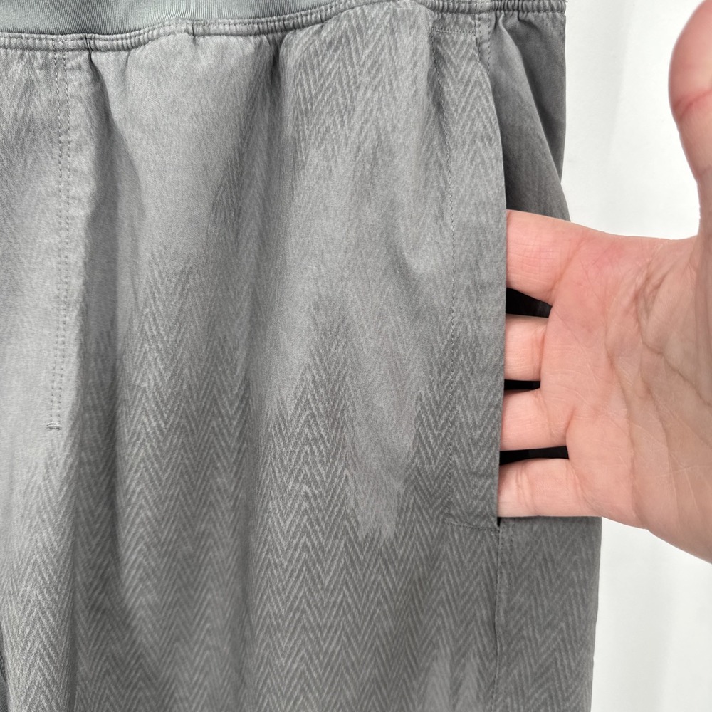 LuLuLemon Men Shorts Unlined Running Gym Gray Pockets Size S See Measurements - Picture 5 of 10